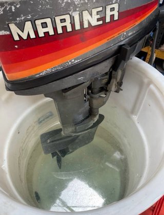 Motor fueraborda Mariner 9.9 y zodiac