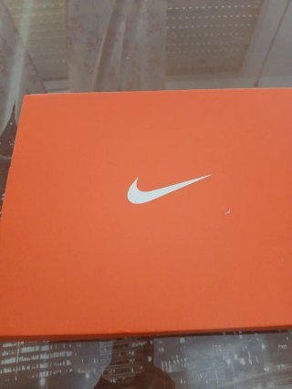 Botas de fútbol Nike plateadas y turquesa.