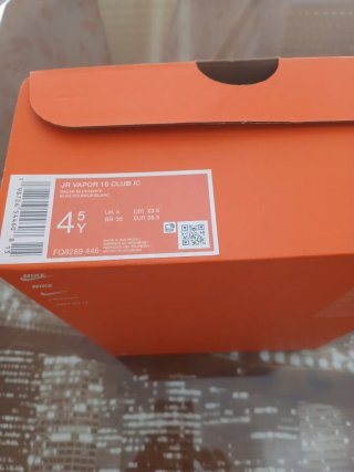Botas de fútbol Nike plateadas y turquesa.
