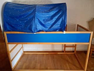 Litera KURA IKEA con tienda azul