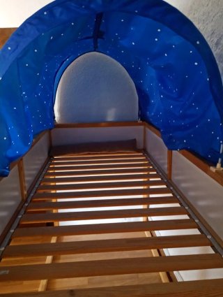 Litera KURA IKEA con tienda azul