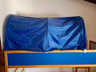 Litera KURA IKEA con tienda azul