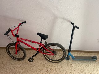 Bicicleta BMX Roja y Patinete Azul