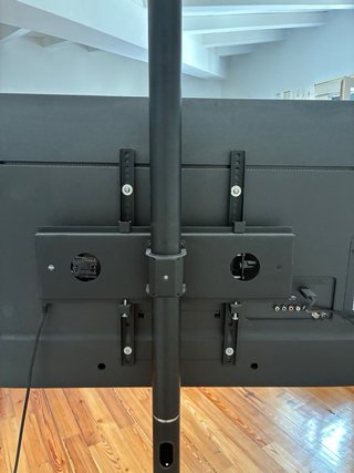 Televisión LG con soporte negro