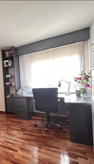 Escritorio estudio con cajoneras y estantería