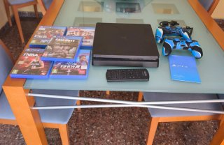 PS4 (PlayStation 4) Negra + Juegos + 2 mandos.
