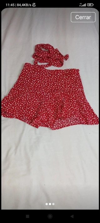 Falda corta Zara floral roja talla S