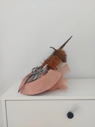 Tocado de fiesta con plumas