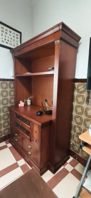Mueble de madera con cristal