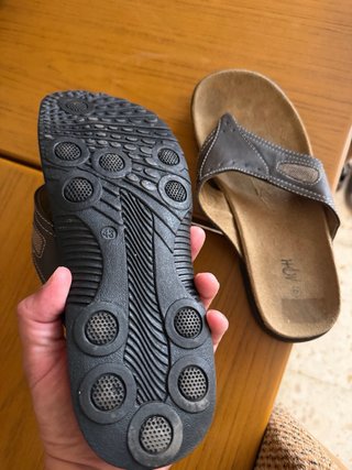 Chanclas de piel marrón