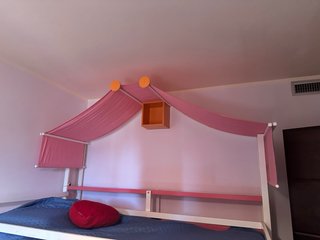 Cameretta letto a castello con tenda rosa