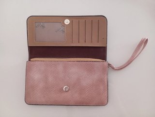 Cartera de mano rosa palo.