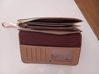 Cartera de mano rosa palo.