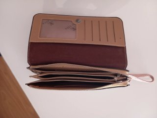 Cartera de mano rosa palo.