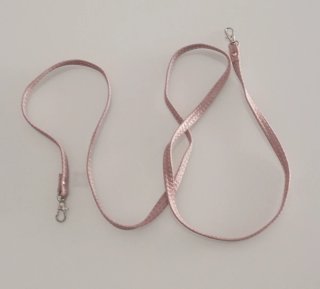 Cartera de mano rosa palo.