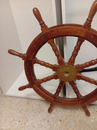 Timón de barco de madera