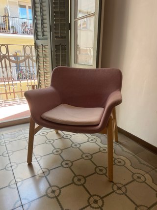 Butaca tela rosa y madera