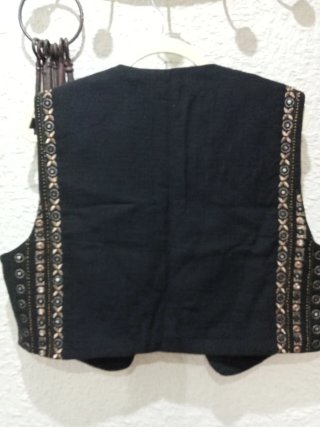Chaleco Zara bordado negro y dorado