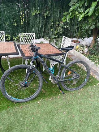 Bicicleta de montaña negra
