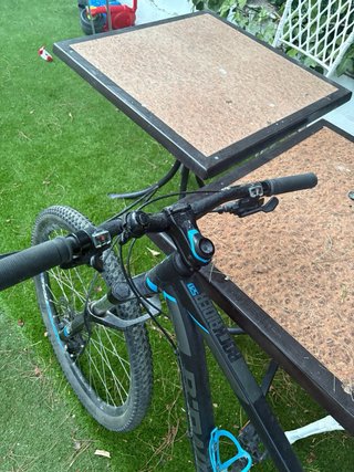 Bicicleta de montaña negra
