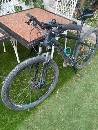 Bicicleta de montaña negra