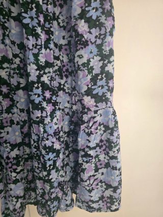 Falda midi estampado floral de Pieces.