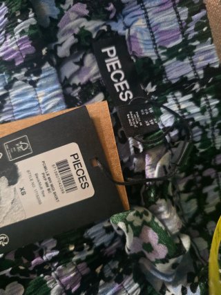 Falda midi estampado floral de Pieces.