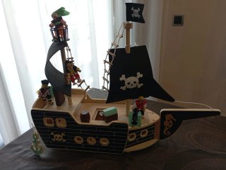 Barco Pirata de Madera con Figuras