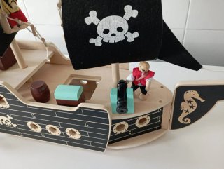 Barco Pirata de Madera con Figuras