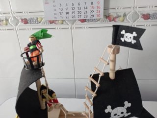 Barco Pirata de Madera con Figuras