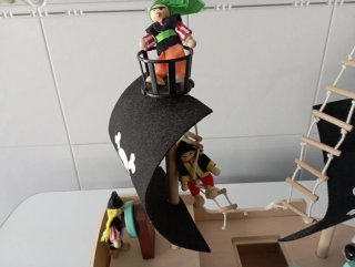 Barco Pirata de Madera con Figuras