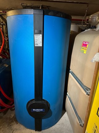 Caldera gasóleo Buderus 30kW + acumulador 390 L
