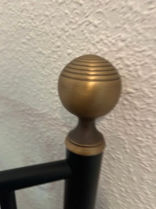 Cabecero de forja negro y dorado