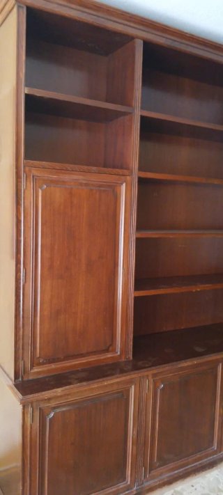 Librería de madera marrón