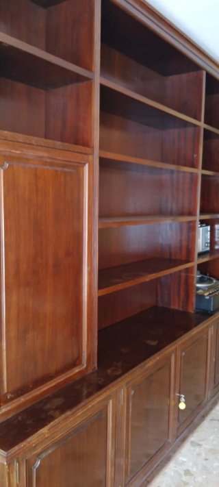 Librería de madera marrón