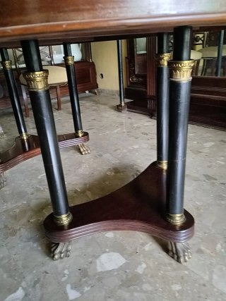 Librería de madera marrón