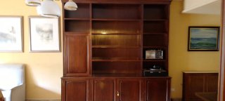 Librería de madera marrón