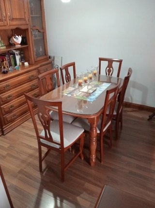 Mesa de comedor y 6 sillas de madera
