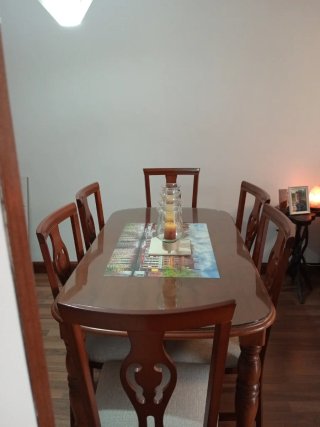Mesa de comedor y 6 sillas de madera