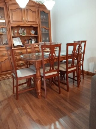 Mesa de comedor y 6 sillas de madera
