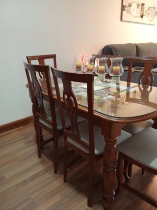 Mesa de comedor y 6 sillas de madera