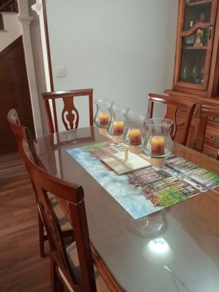 Mesa de comedor y 6 sillas de madera