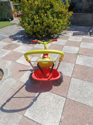 Triciclo para bebé con manillar