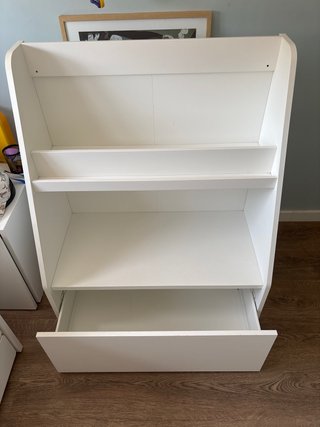 Librería infantil con almacenaje. Bergig de ikea
