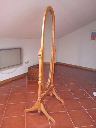 Espejo de pie ovalado de madera