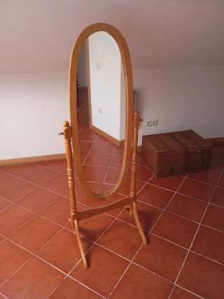 Espejo de pie ovalado de madera