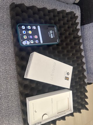 Motorola Moto G77 Caja y Teléfono