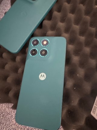 Motorola Moto G77 Caja y Teléfono