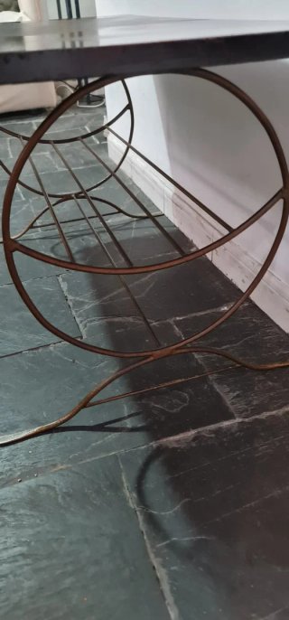 Mesa de forja negra y dorada.