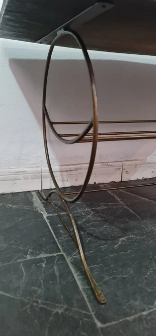 Mesa de forja negra y dorada.